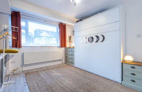 Bright & Stylish 4-Bed Home in the Heart of Morden - Photo 38