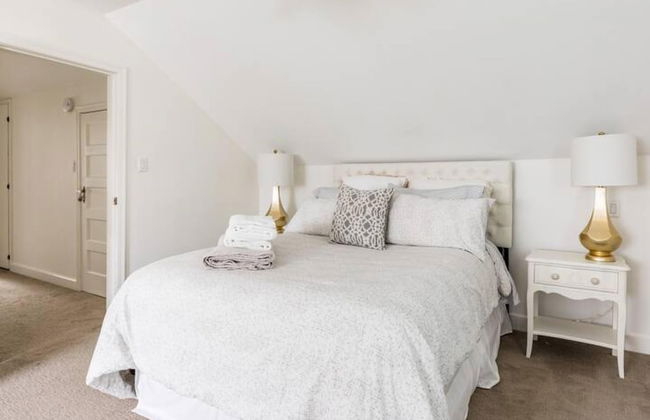 Gorgeous Bungalow With a Backyard Deck - Photo 49