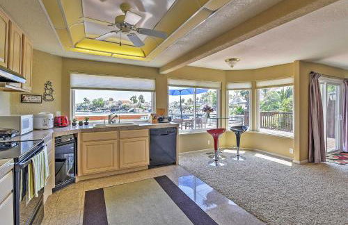 Waterfront Discovery Bay Home Outdoor Bar and Dock - Foto 6