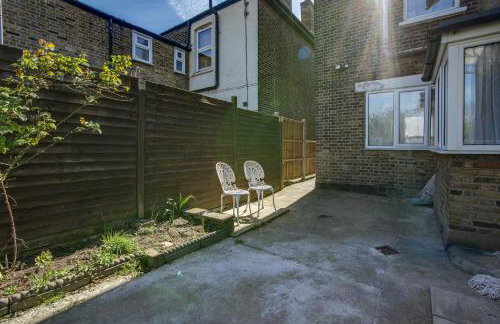 4BR Family Home, Garden, WiFi, 5mins to Elisabeth Line & 10min to Stratford - Foto 37
