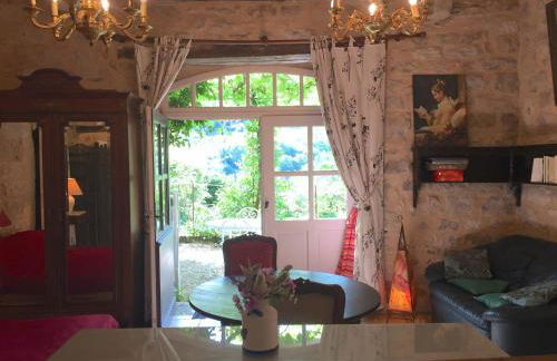 Séjour à deux au Château d'Autoire, studio de charme, tonnelle, vue vallée et village - Foto 14