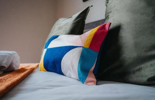 Cozy Waterfront Apartment - Free Parking & Wi-Fi - Photo 41