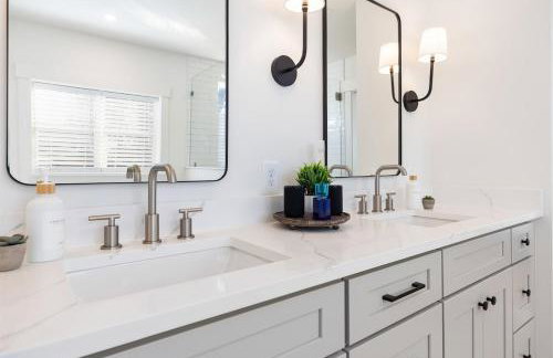 Bancroft Bungalow - Hot Tub, Fire Pit - Near Uptown - Foto 11