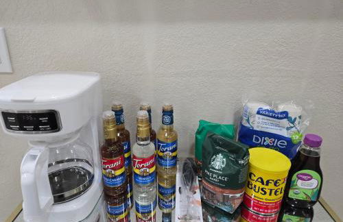 This luxury basement is the perfect getaway - Foto 38