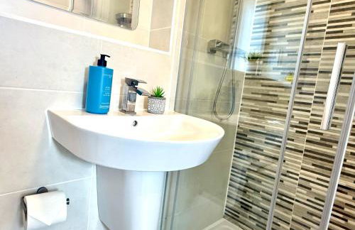 Walnut Flats-F5, Stylish 1-Bedroom - Parking, Netflix, WIFI - Close to Oxford, Bicester & Blenheim Palace - Photo 16