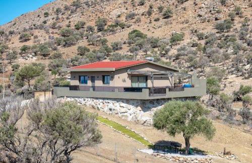 Secluded Luxury Villa w Jacuzzi & Stunning Views - Photo 1