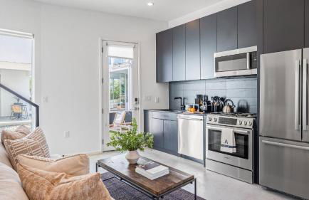 Sleeps 32 Private Compound w Putting Green Bouldin Collective by AvantStay - Foto 35