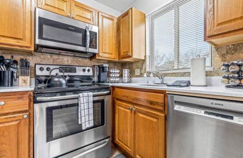 Cozy 2BR Condo in Great Location - King Bed - Foto 6