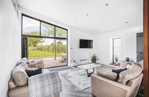 PRIVATE LUXURY BARN IN ITS OWN 0.75ACRES - Photo 5