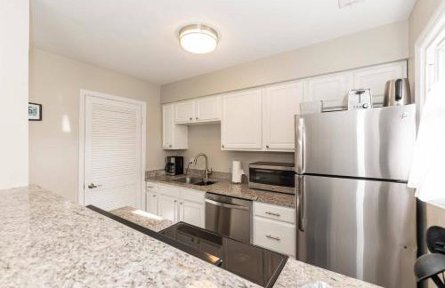 Private, Updated Townhouse in DT Apex - Foto 12