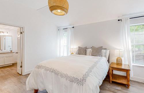 Beautiful dog-friendly home with fireplace, large yard, hammock, W/D, and AC - Foto 14