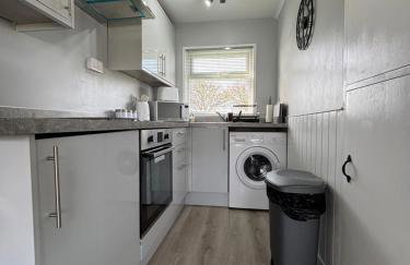 169 - Two bed Chalet on Sunbeach Holiday Park - Sleeps 5, pet friendly, FREE pool and entertainment passes included - plus WiFi, bed linen and towels included 300m from the beach! - Foto 7