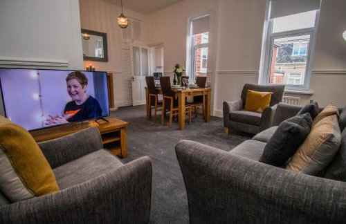 Free Parking, Ideal for Long Term Contractor, etc Stays, Regular Housekeeping Option, 10 min Walk from Beach and Metro 15-20 min Drive to Nissan & Newcastle - Dwellcome Home Ltd 2 DOUBLE Bedroom 3 Bed Apt, Fast WIFI - See our Site for Assurance - Foto 3