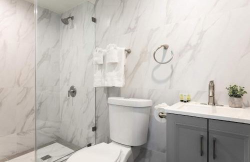 Unwind in Spacious 2BR Apt Sleeps 6 with Parking - Foto 22