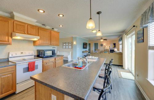 Family Home and Fire Pit and Deck, 11 Miles to Beach! - Foto 11