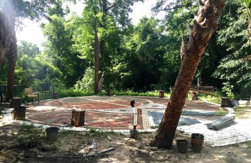 Eclectic Riverfront Log Cabin and Artist Retreat for Groups in Castle Hayne, North Carolina - Foto 31