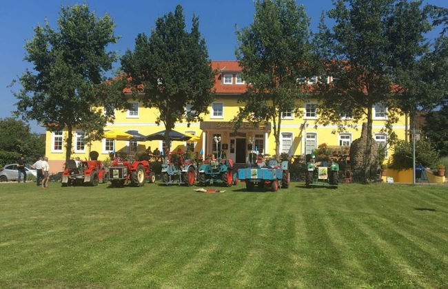 Courtyard View - Manor by the Lake - Photo 26