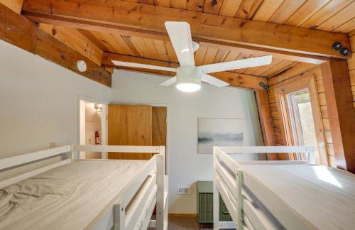 Charming Pinecrest Cabin with Private Deck - Foto 21