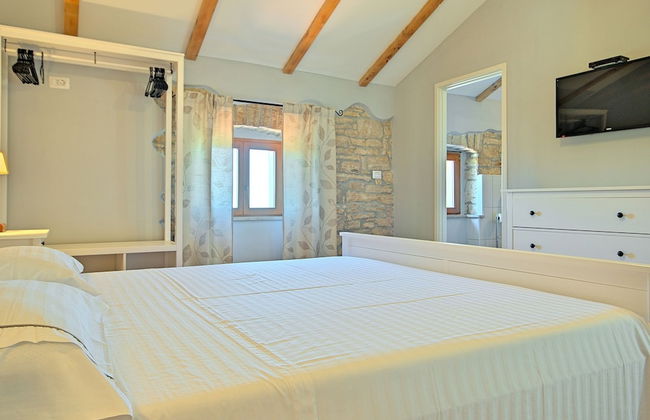 Perfect for Children, Garden With Pool, Playground and Walk in Whirlpool - Foto 18