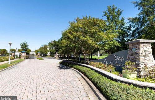 New Intown Waterfront Townhome wPool & Location - Foto 32