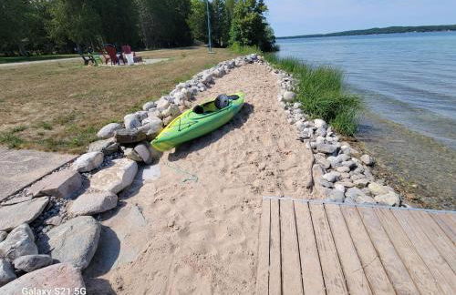 NEW! The Lighthouse - Cute, Large, and Lakefront! - Foto 41