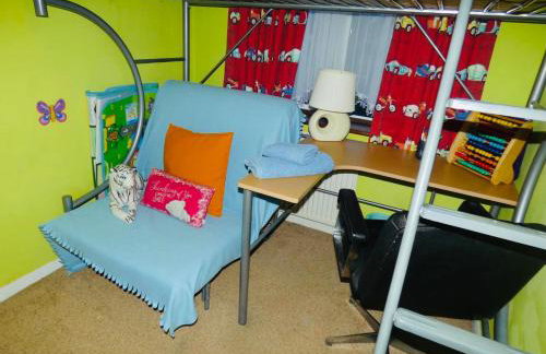 SPACIOUS 3 BED HOUSE WITH PARKING & GOOD TRANSPORT - Photo 9