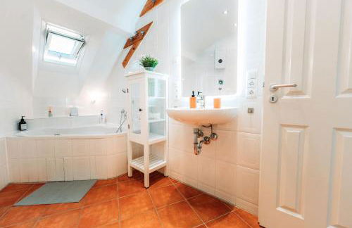 Spacious Penthouse with AC and Free Parking Steps Away From the Central Station - Foto 10