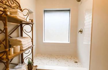 Designer Single Story 4 bed 3 bath home in mid-century style with big backyard and garage - Foto 20