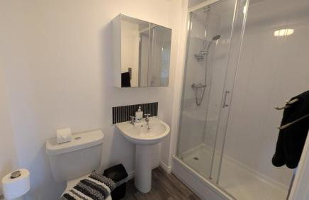 Large Modern House With Private Parking - Photo 112