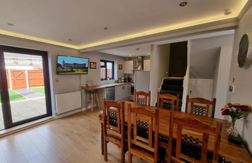 Crown Meadow - 4 Bedroom House - Heathrow - ExcellentStays - Photo 2