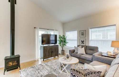 Steps to Beach! Airy Coastal Escape with Deck - Foto 4