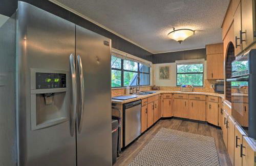 Chic A-Frame Escape with Fire Pit - Private Property - Foto 8