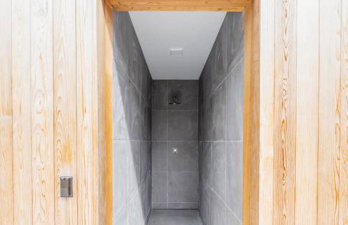 Blue Jay Villa by Rove Travel - Luxe Home with Pool - Foto 19