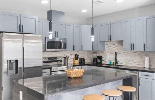 Spacious 4-BR House W Free Parking - Foto 8