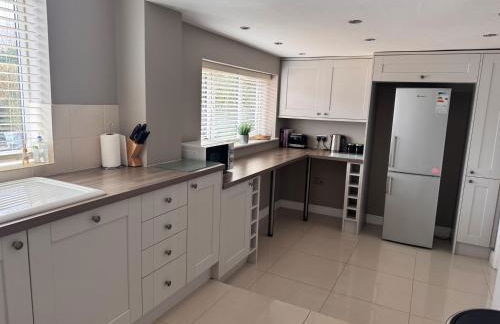 Pet-friendly - 2 Bedrooms Bungalow hot tub Parking - Foto 53