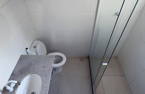 Casa Amarela Itaúna 4min da Praia que ocorre o WSL, 1min da pista de skate do LS, pracinha com parque infantil, quadra de futebol, tudo isso a 1 min da duplex, perto do comércio, wi-fi super rápido, estacionamento gratuito, monitoramento 24hrs - Foto 2