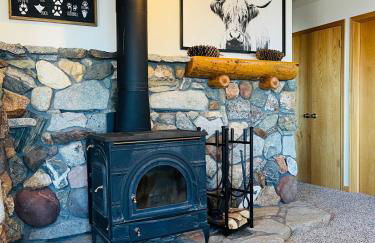 Shaver Lake, 4 BDR HOT TUB Misty Mountain Retreat - Photo 2