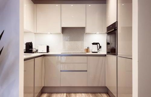 Modern 1-Bedroom Apartment near Kew Gardens with Free Parking & Workspace - Foto 2