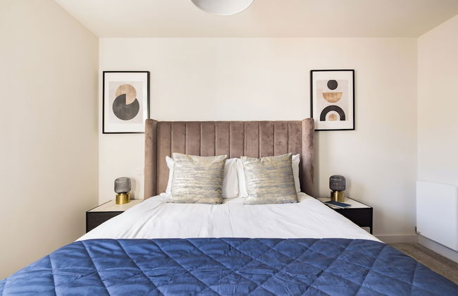 Leeds Centre by Charles Hope - Photo 7