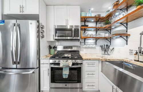 Coastal Harbor, King Bed, Pickleball Gear, Golf set, BBQ- 1 dollar rides to Beach, by Maven Vacation Rentals - Foto 16