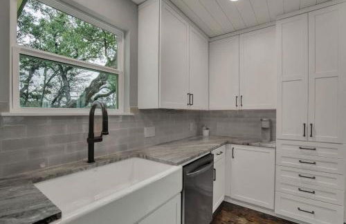 Upscale Home With Pool and Firepit - Close to Mercer St! - Foto 34