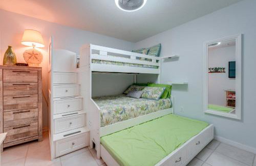 Large Balcony and Water Views Indian Shores Condo! - Foto 13