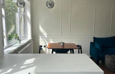 A Modern Classic 2 bed apartment by Graves Park - Foto 19