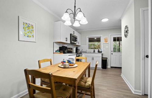 10 Min to Downtown - Desk - Fenced Yard - Wi-Fi - Foto 16