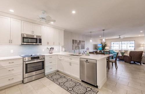 1055-607 Pond View High Rise with Remodeled Kitchen - Foto 7