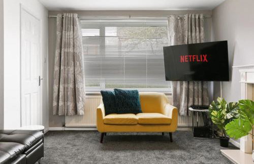 Superb 3 bed house, homely comforts close to supermarkets, with private parking on gated premise - Photo 13