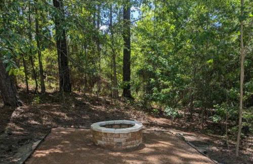 6 Mi to Lake Brookeland Home with Treehouse Vibes - Photo 2