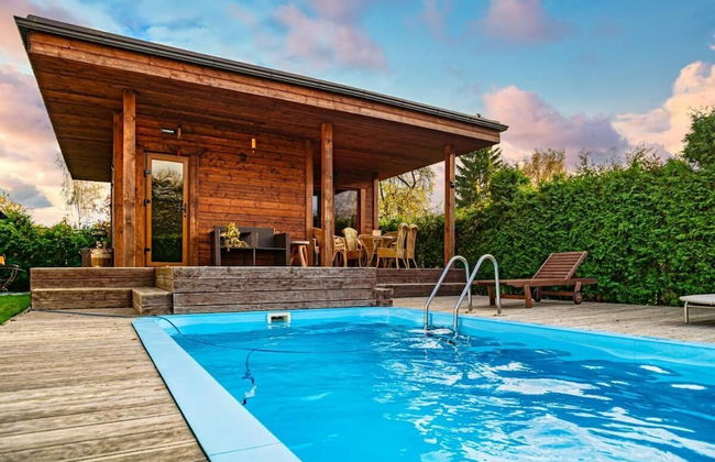 Luxurious Amber Villa With Private Pool and Garden Views - Photo 36