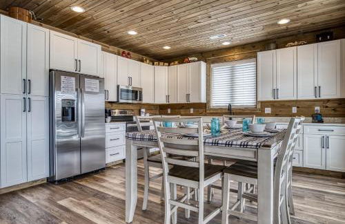 Lazy River Cabin, River Front, Hot Tub, WIFI, 560 in FREE Attraction tickets each paid day! - Foto 10