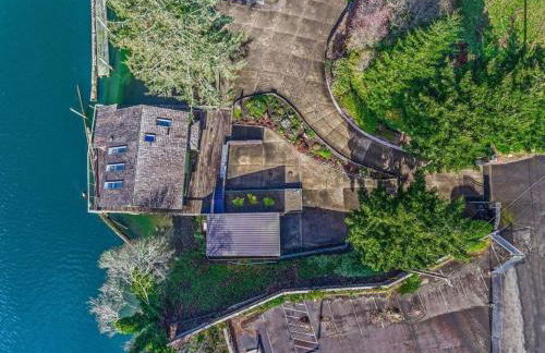 Riverside retreat with stunning views, historic charm - Coastal adventure awaits - Foto 26